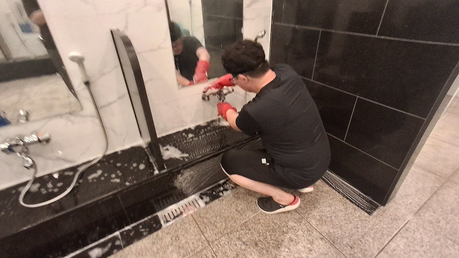 오성종합청소 기존 현장 자료: 샤워 수전과 세면공간
